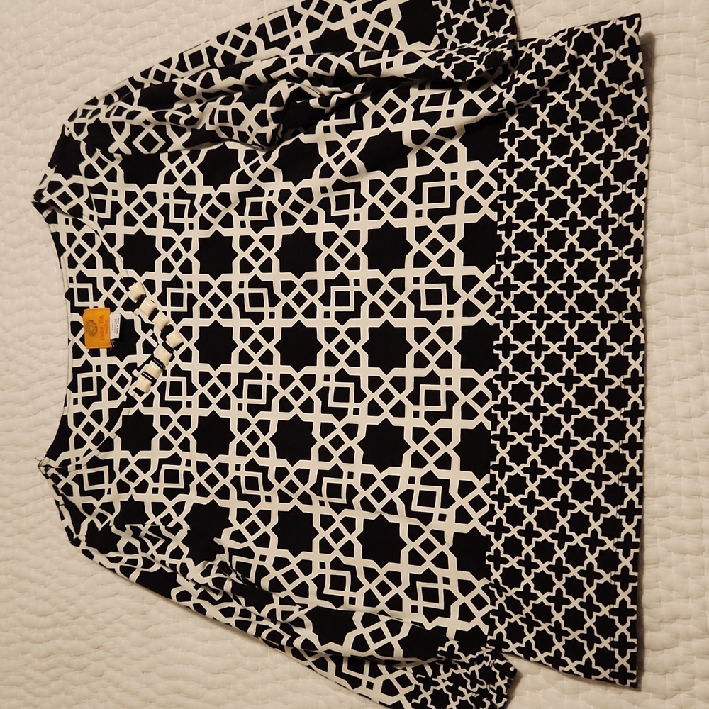 Womens 3/4 sleeve black and white geometric shirt